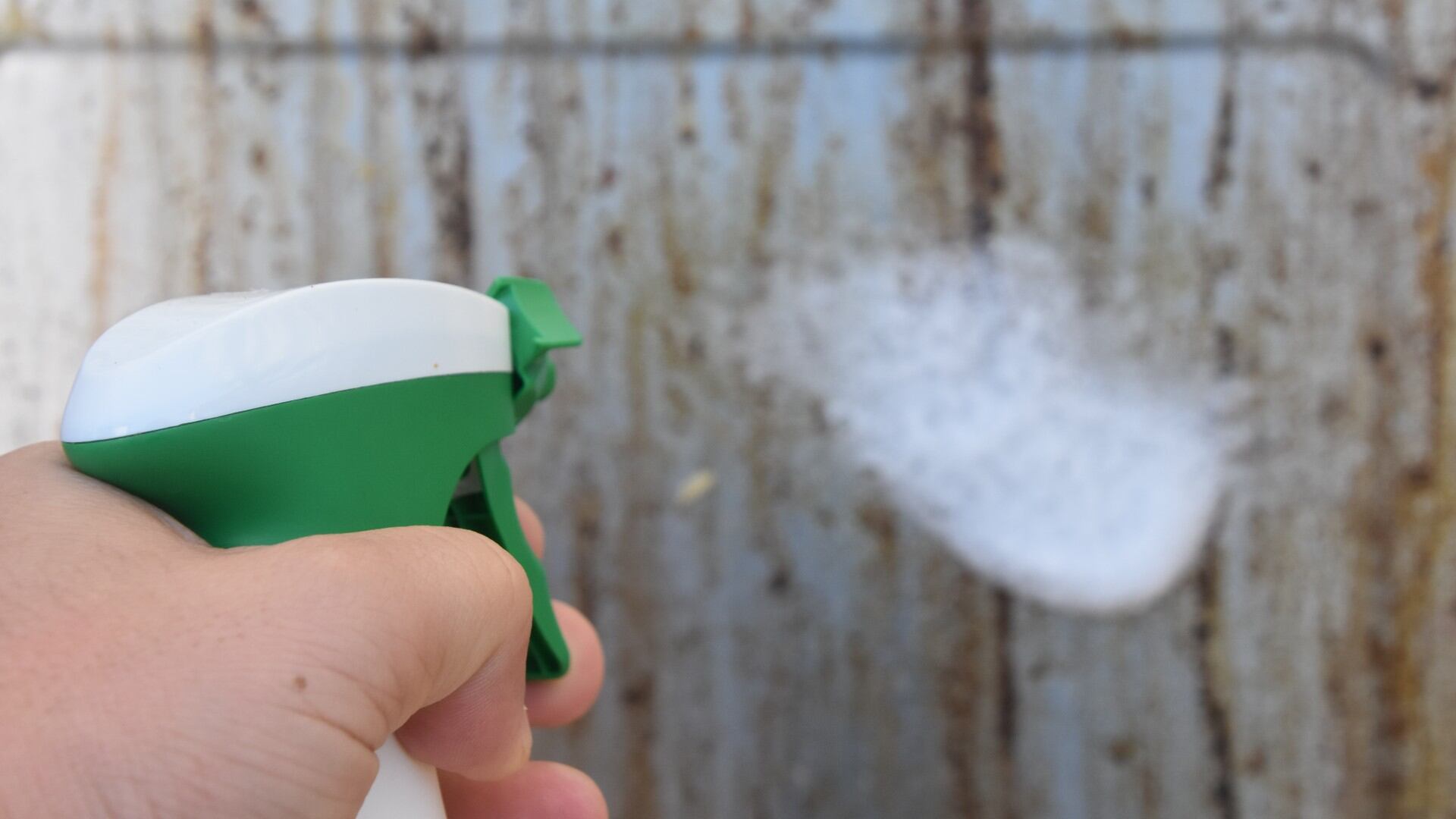 Esta es la forma de hacer un desengrasante con vinagre y naranja para limpiar la cocina rápido.