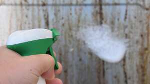 Esta es la forma de hacer un desengrasante con vinagre y naranja para limpiar la cocina rápido.