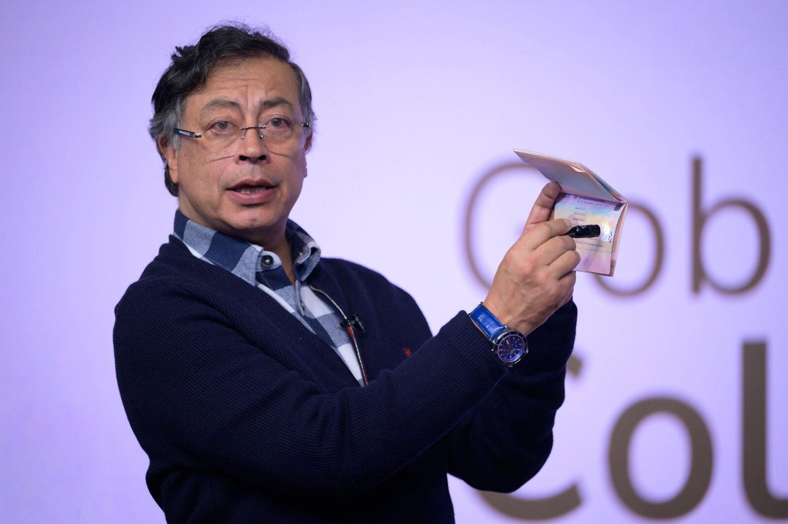 Presidente Gustavo Petro presenta nuevo pasaporte colombiano.