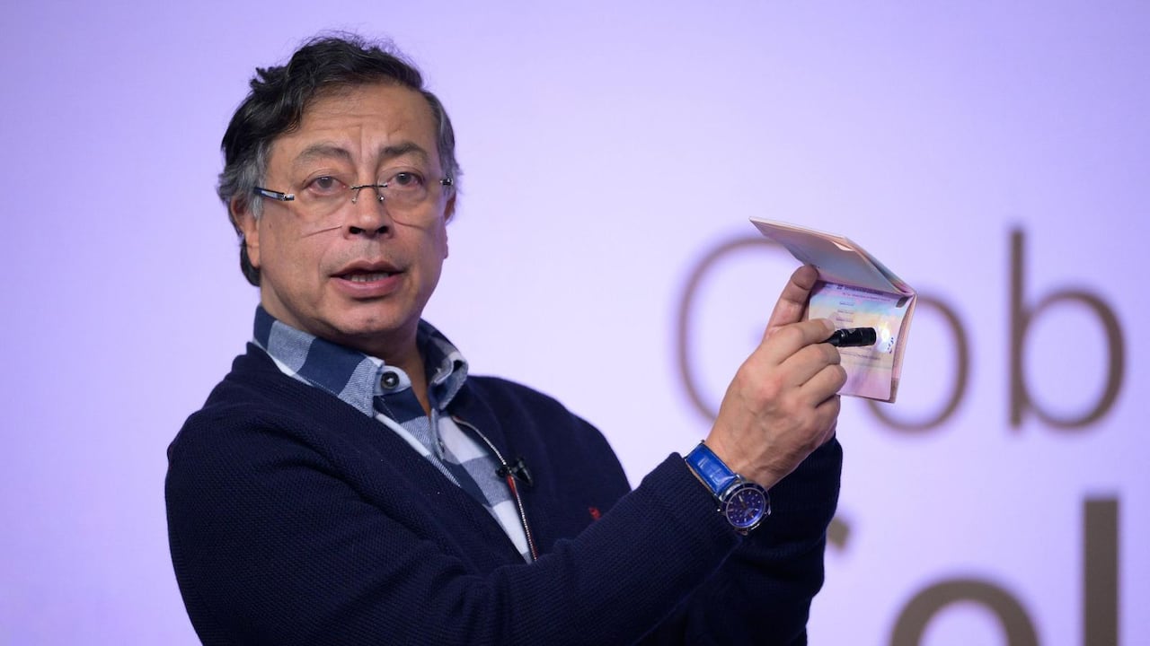 Presidente Gustavo Petro presenta nuevo pasaporte colombiano.