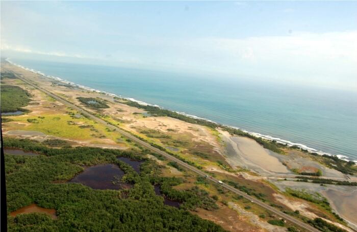 La construcción de la carretera entre Barranquilla y Ciénaga impidió el intercambio de agua dulce y salada y provocó con ello un desastre ecológico, causando la muerte de 25 mil hectáreas de mangle.