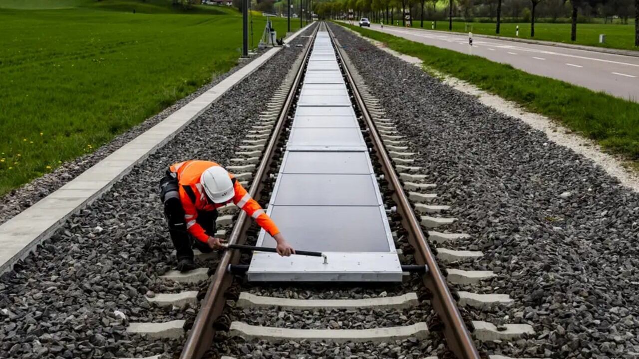 ¿Vías de tren para generar electricidad? Es posible: los paneles solares se colocan sencillamente entre los rieles.