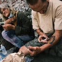 Pie de foto: FILADELFIA, PENNSYLVANIA - 19 DE JULIO: Peg y Rich se inyectan una mezcla de heroína y fentanilo en una calle de Kensington el 19 de julio de 2021 en Filadelfia, Pensilvania. Según datos del Centro Nacional de Estadísticas Sanitarias de los Centros para el Control y la Prevención de Enfermedades, más de 93.000 personas murieron por sobredosis de drogas el año pasado en Estados Unidos. AFP
(Photo by SPENCER PLATT / GETTY IMAGES NORTH AMERICA / Getty Images via AFP)