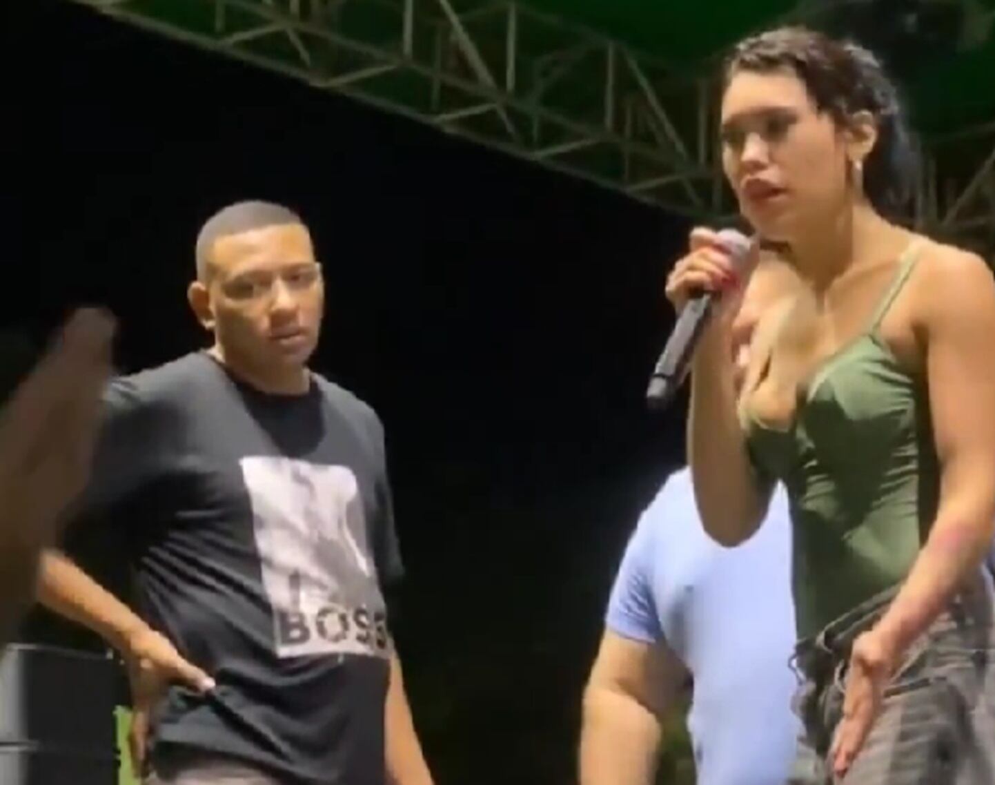 La artista Ana del Castillo invitó en pleno concierto a la persona que la robó para que le devuelva el elemento hurtado.