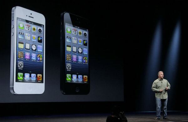 La batería del nuevo iPhone 5, dura más, tiene 225 horas en estado de espera, 40 horas de música, 10 de video, y ocho horas de navegación. 

.