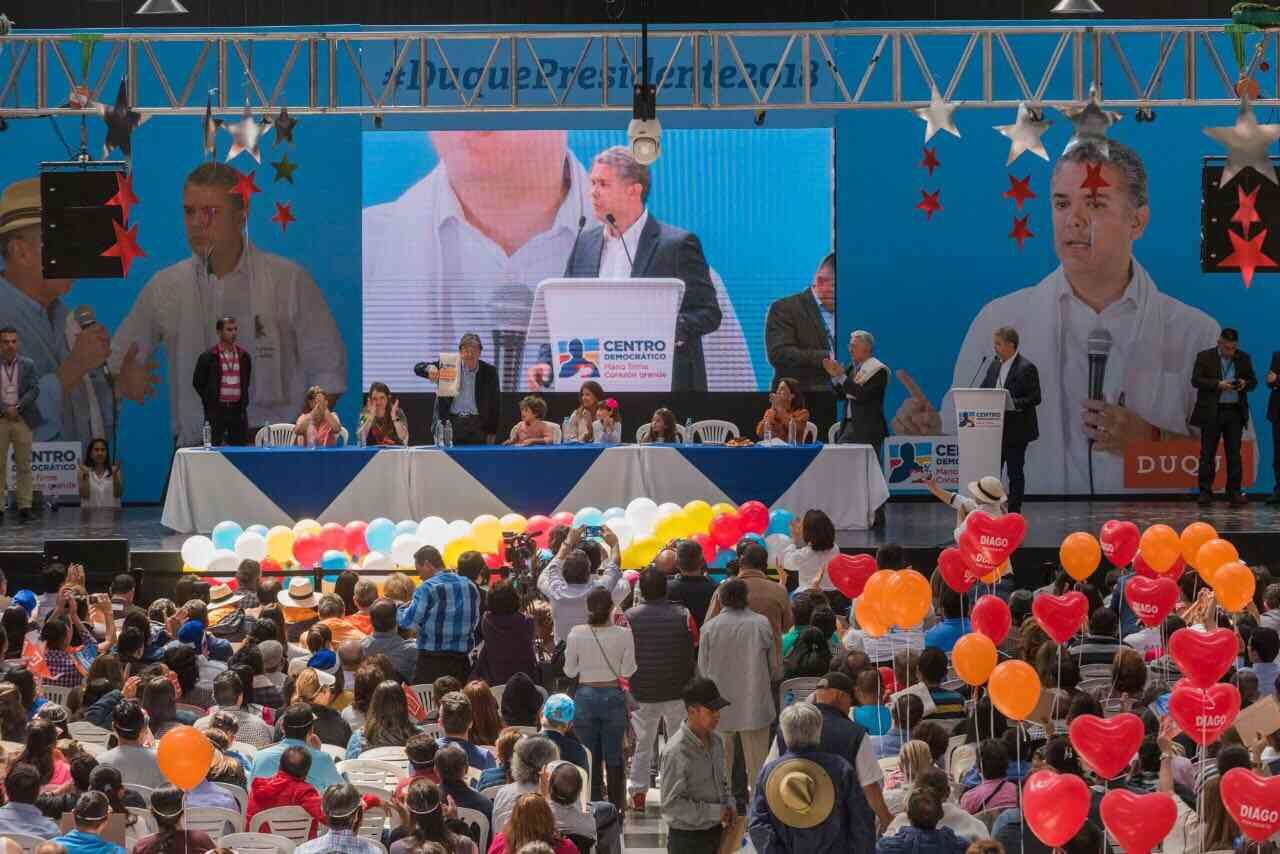 Estratégicamente, el senador Duque se sentó junto a Uribe en el Congreso, en el corazón de la disciplinada bancada del Centro Democrático, con esto y sus características como ser humano y como profesional derrotó a los demás aspirantes del uribismo en un innovador y curioso proceso de encuestas sucesivas, en las que salió triunfador sobre los otros cuatro competidores. 