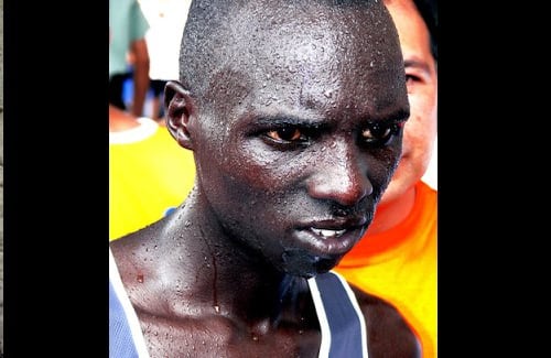 Sudor y sangre / Profesional

Esta foto es la evidencia del gran esfuerzo que hacen los atletas en las maratones colombianas. Con su piel empapada de sudor y sus ojos inyectados de sangre, este deportista africano cruzó la meta entre los cinco primeros. A los pocos segundos, se desplomó como se dice en Colombia, 'le dió la pálida'.
