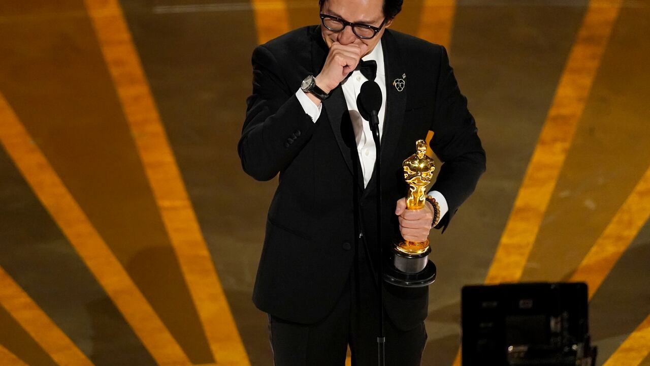 El actor Ke Huy Quan en medio de los Premios Óscar.