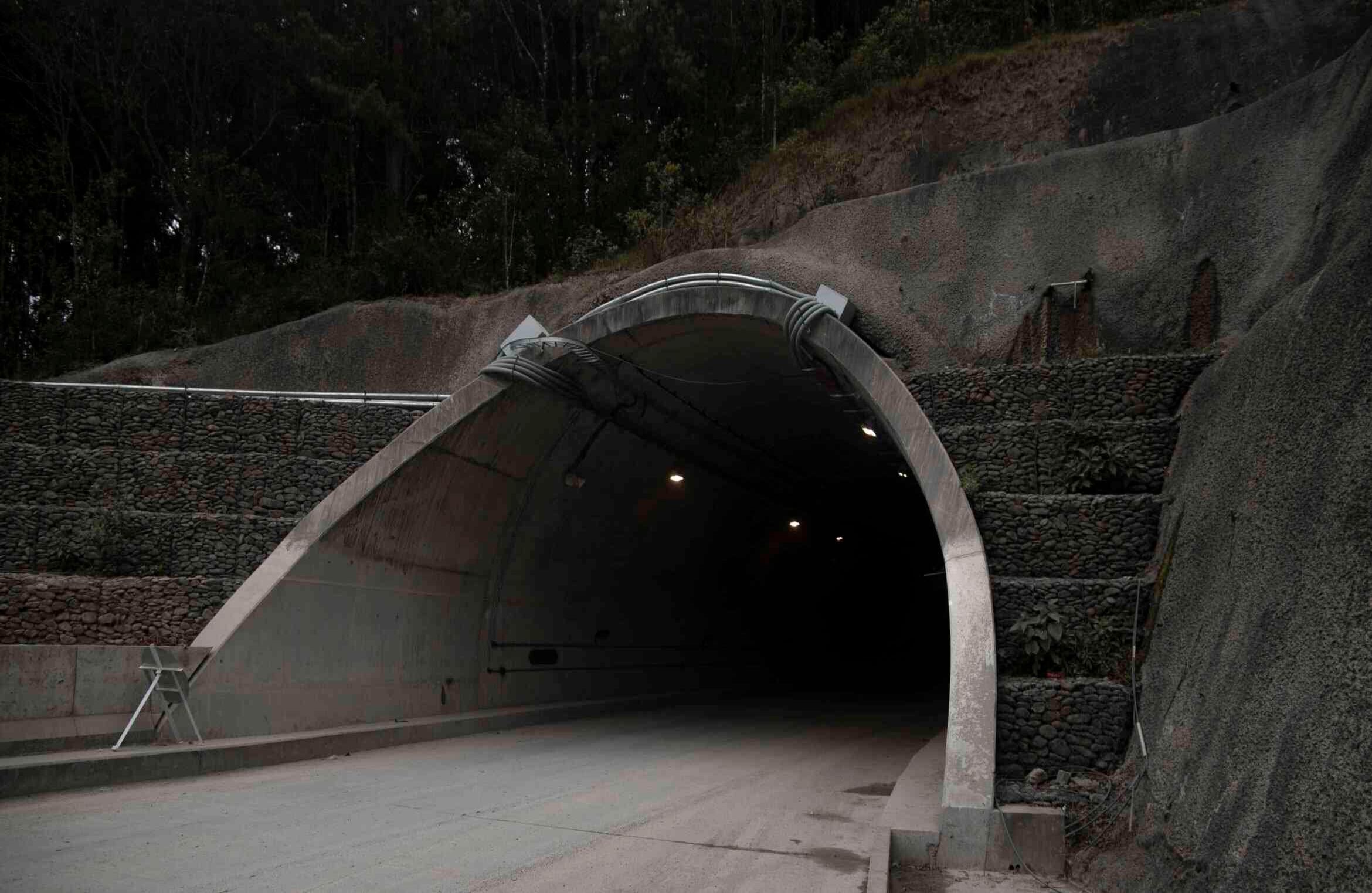 Las obras civiles ya terminaron y el contratista está realizando la instalación de los equipos electromecánicos que incluyen cableado, luces, señalización, instalación de cámaras, entre otros.  Foto: Invías