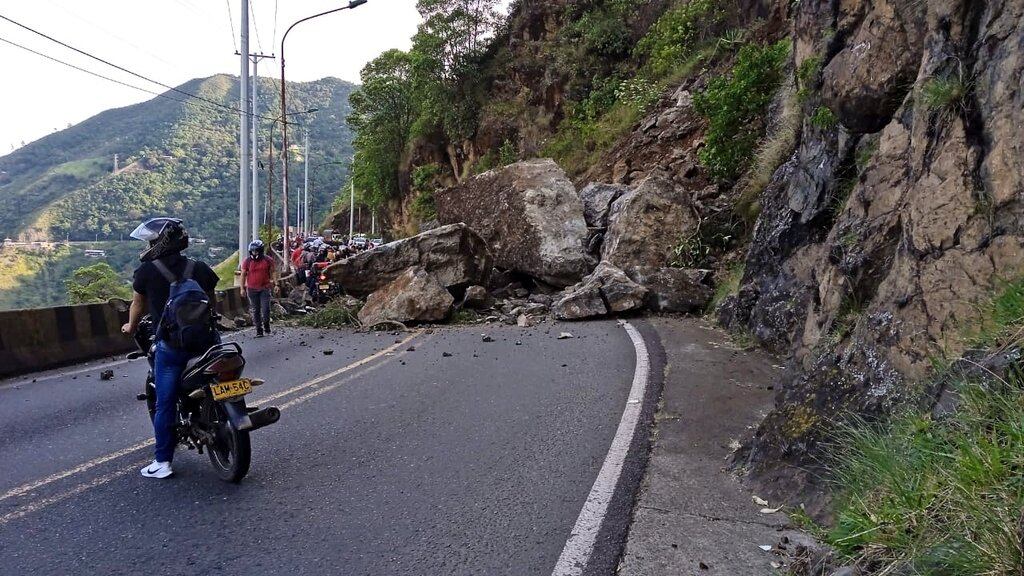 El derrumbe ocurrió en el sector conocido como la vuelta del cerezo.