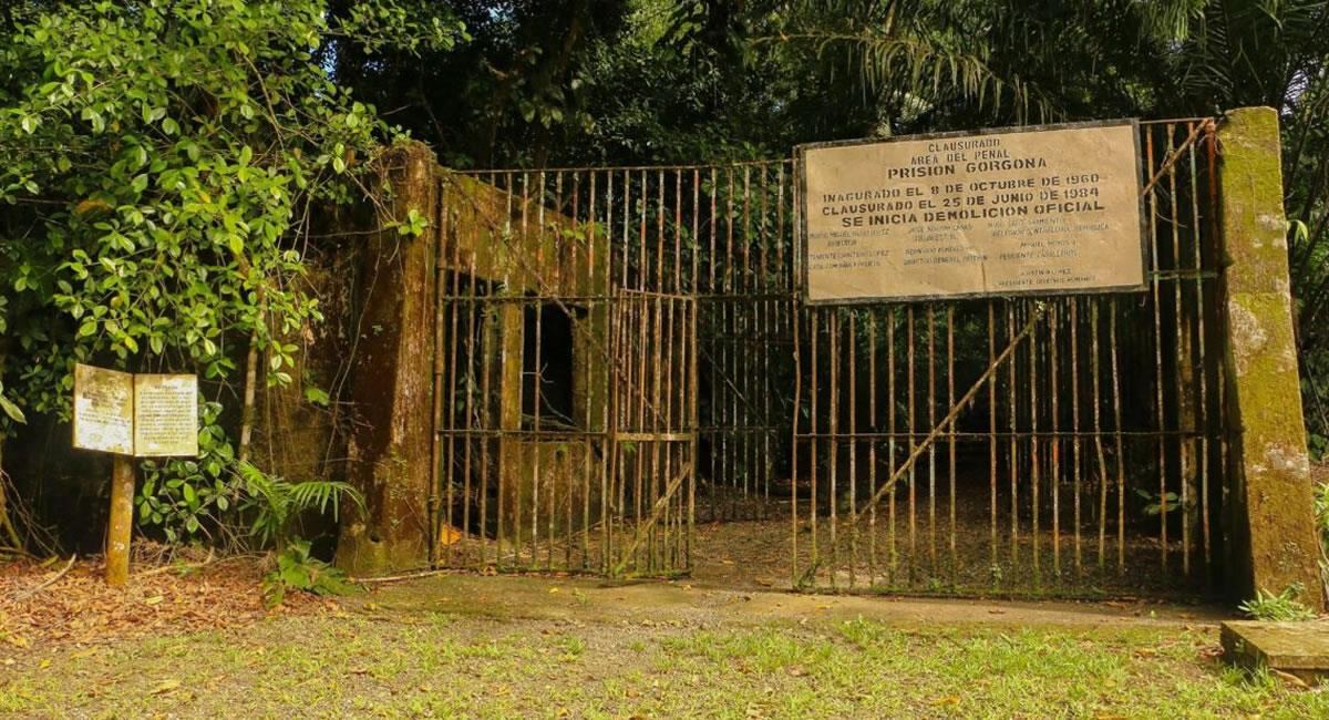 Isla de Gorgona. Entre 1960 y 1984 esta isla del Pacífico se utilizó como cárcel de máxima seguridad, pero fue clausurada y declarada Parque Nacional Natural luego de años de denuncias por violaciones a los derechos humanos. Los visitantes aún pueden ver en medio de la exuberante vegetación los restos de la cárcel, incluyendo celdas de castigo de 80 x 80 centímetros e inscripciones en las paredes. Una de las más famosas dice: “Hubiera preferido una mordida de serpiente”.