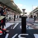 Verstappen y Hamilton junto al trofeo de campeón mundial de la Fórmula 1