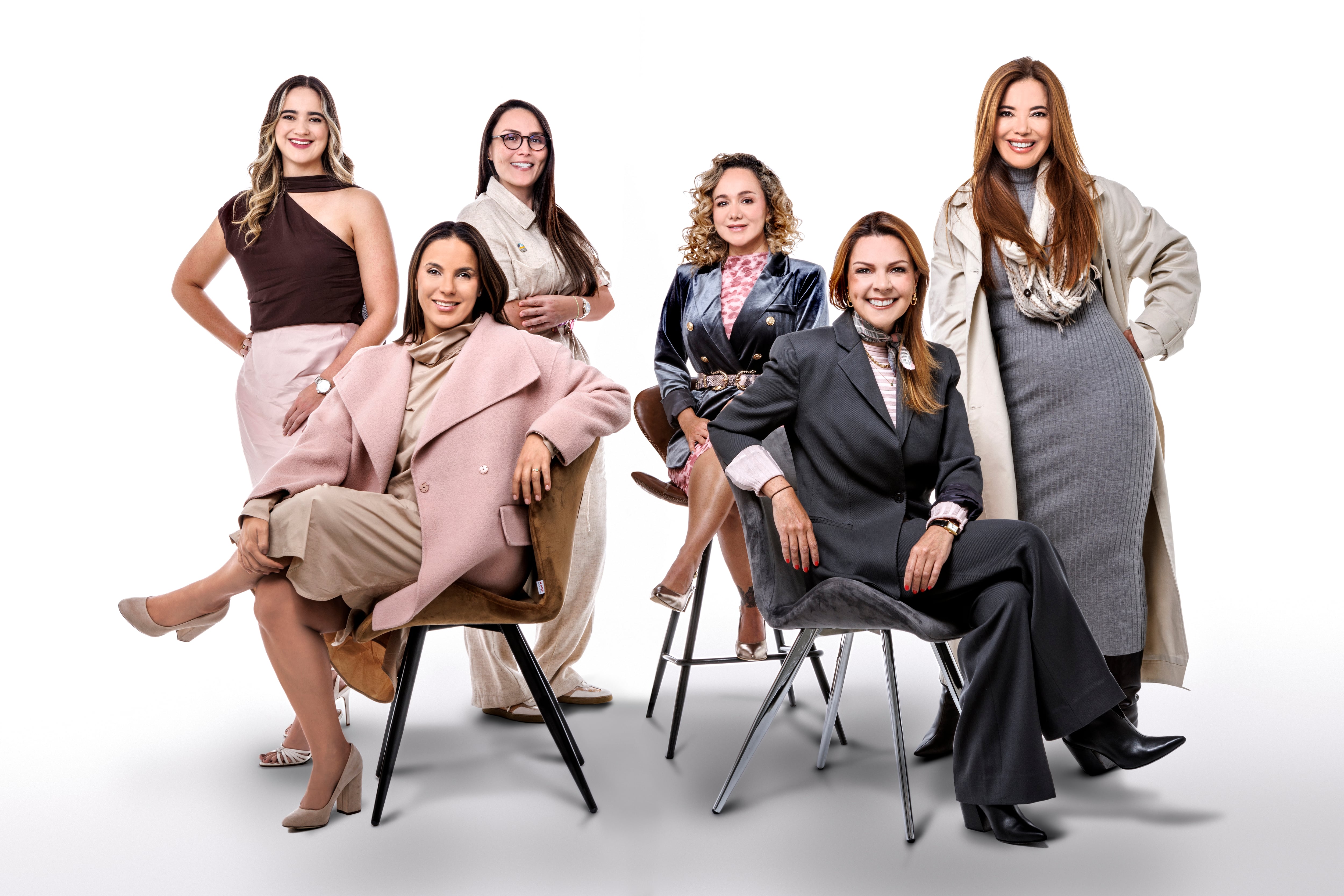 "Grupo de la izquierda
De pie: Sara Álvarez, Martha Isabel Serrano y Luisa Fernanda Jaramillo. Sentadas: Juliana Uribe Villegas, Ana María Beltrán y Juliana ‘Julita’ Barreto

Grupo de la derecha
De pie: Gladys Elena Méndez López  y Rocío Pachón Pinzón. Sentadas: María Angélica Bula,  Alejandra Gallego Torres  y Claudia Juliana Rangel.