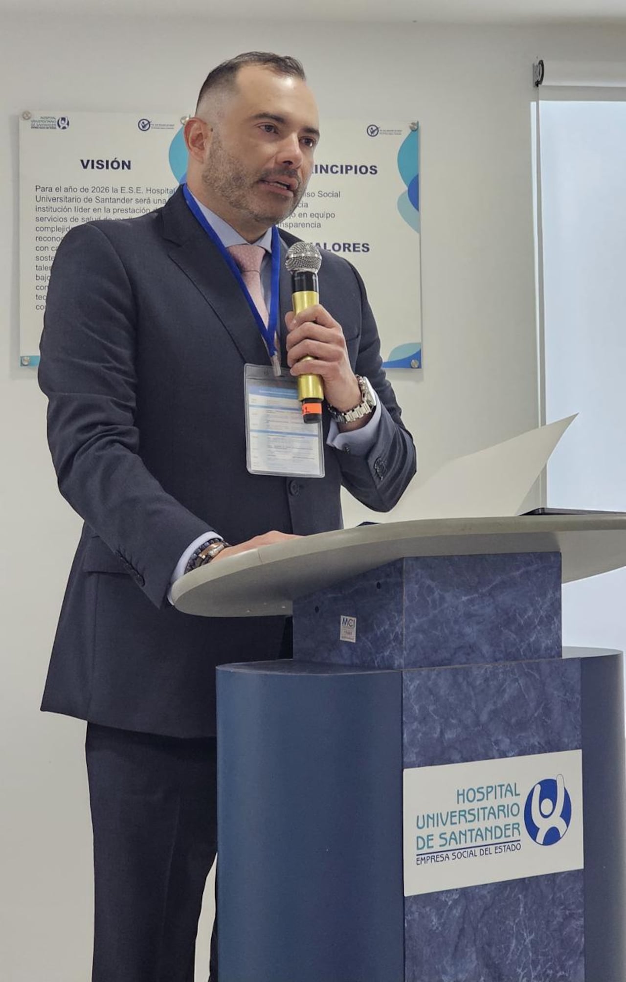 El Teniente Coronel Ricardo Hoyos, gerente del Hospital Universitario de Santander.