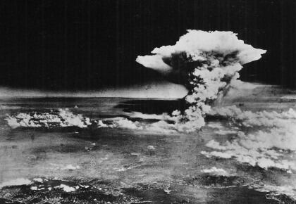 La bomba atómica sobre Hiroshima, una imagen del desarrollo absoluto de la devastación.