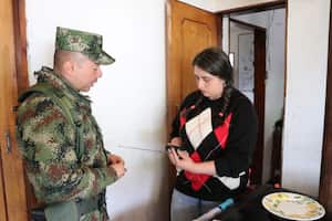Ejército Nacional entrega radios en la zona de influencia del Ruíz, para que la comunidad esté atenta a los reportes en su emisora de F.M.