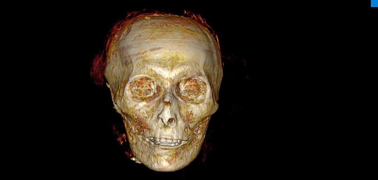 Una imagen distribuida publicada por el Ministerio de Antigüedades de Egipto el 28 de diciembre de 2021 muestra una reconstrucción en 3D de la cabeza de Amenhotep I, creada mediante tomografía computarizada (TC). - Egipto ha "desenvuelto digitalmente" la momia del famoso faraón Amenhotep I revelando sus secretos sin alterar su máscara funeraria por primera vez desde que fue descubierta en 1881. Gracias a las avanzadas imágenes digitales en 3D, los investigadores han descubierto nuevas técnicas de momificación utilizadas para la faraón cuyo gobierno se remonta a más de 1.500 a. C. (Foto del Ministerio de Antigüedades de Egipto / AFP)