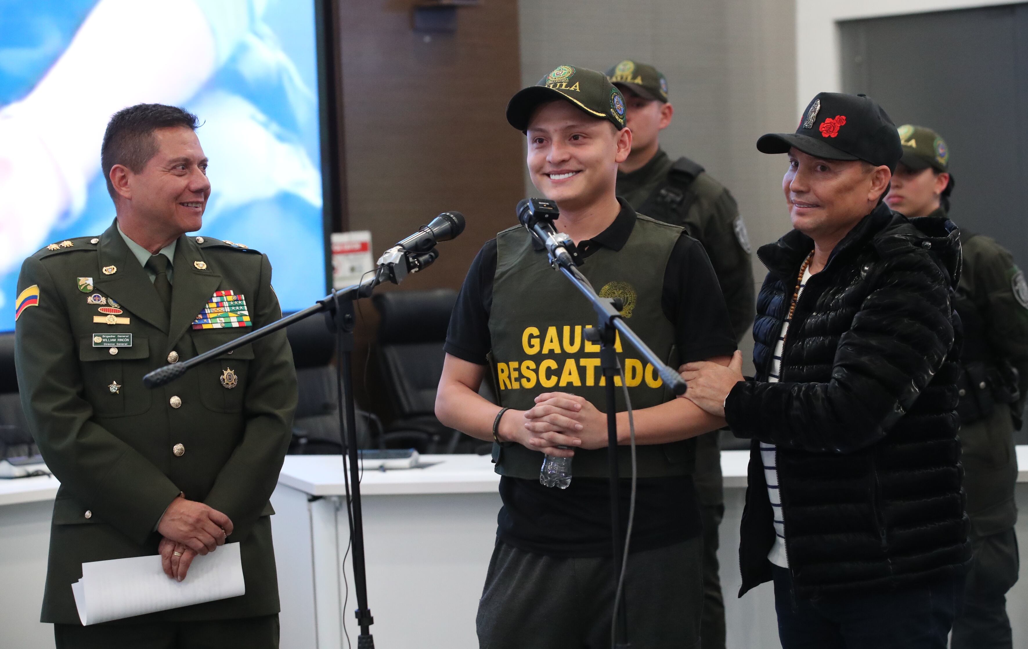 Gaula de la Policía Nacional, con apoyo de comandos Jungla, logró el rescate del cantante Miguel Ayala (hijo del artista Giovanny Ayala) y su mánager Nicolás Pantoja, secuestrados departamento del Cauca”.