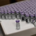 En esta fotografía de archivo del lunes 4 de enero de 2021, se sacan frascos congelados de la vacuna Pfizer / BioNTech COVID-19 para descongelarlos en el hospital MontLegia CHC en Lieja, Bélgica. Los líderes de la UE el jueves 25 de febrero de 2021, durante una videoconferencia de la cumbre de la UE, buscarán formas de mejorar el lanzamiento de la vacuna, mientras presionan a las compañías farmacéuticas para que respeten los términos de sus contratos con el bloque de 27 naciones. Foto: AP / Francisco Seco, Archivo.