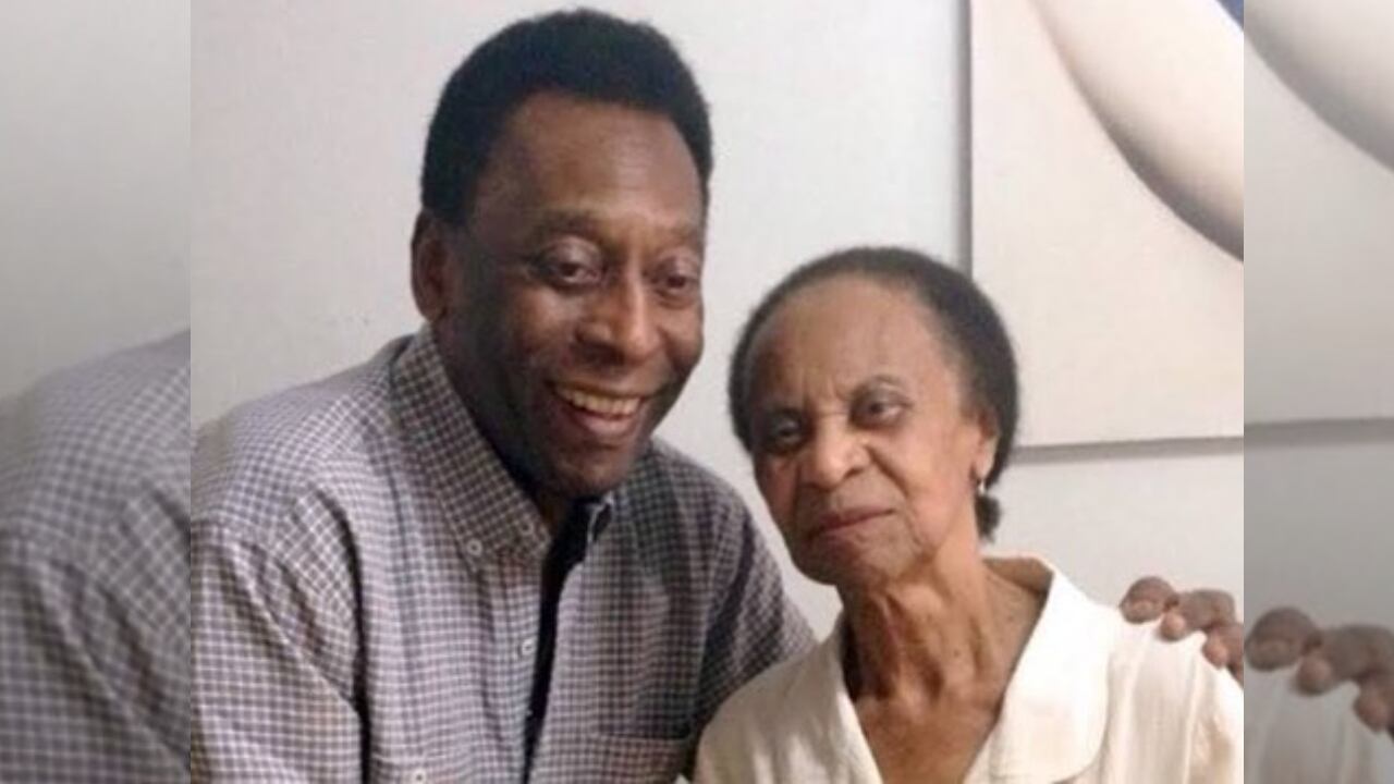 Pelé sonriente junto a su mamá Celeste