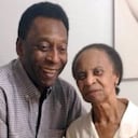 Pelé sonriente junto a su mamá Celeste