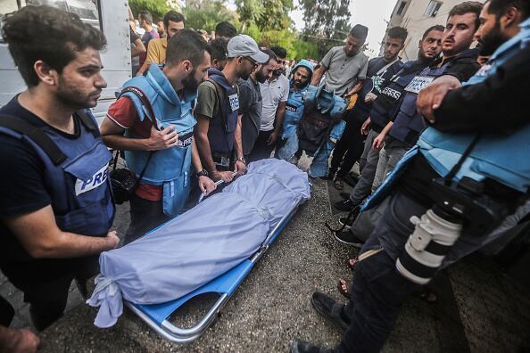 "El CPJ enfatiza que los periodistas son civiles que realizan un trabajo importante en tiempos de crisis y no deben ser el objetivo de las partes del conflicto. Los periodistas de toda la región están haciendo grandes sacrificios para cubrir este conflicto desagarrador", ha declarado el coordinador de CPJ para Oriente Próximo y el norte de África, Sherif Mansur.