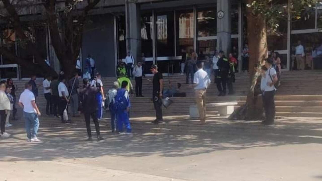 Se desconocen los motivos por los que el sujeto atacó a los uniformados.