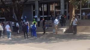 Se desconocen los motivos por los que el sujeto atacó a los uniformados.