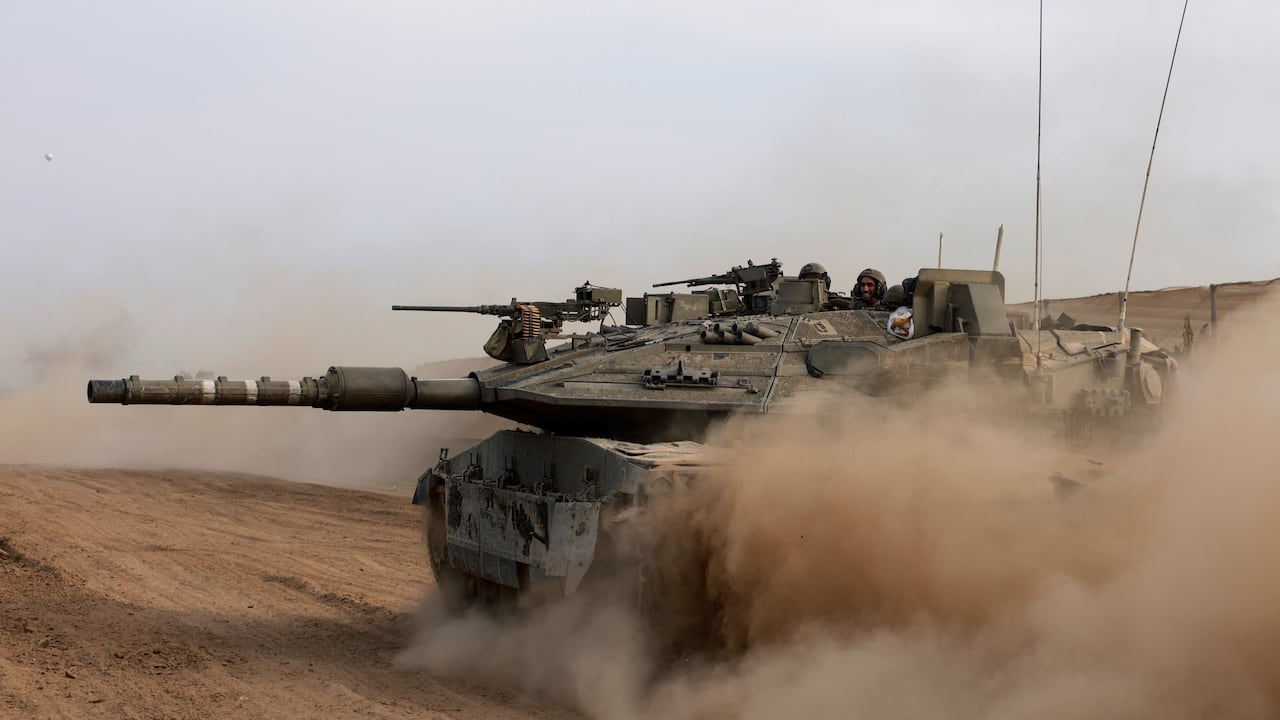 Esta fotografía tomada desde Israel cerca de la frontera con la Franja de Gaza muestra un tanque del ejército israelí saliendo de Gaza en medio de las batallas en curso entre Israel y el grupo militante palestino Hamás. (Foto de Menahem Kahana / AFP)