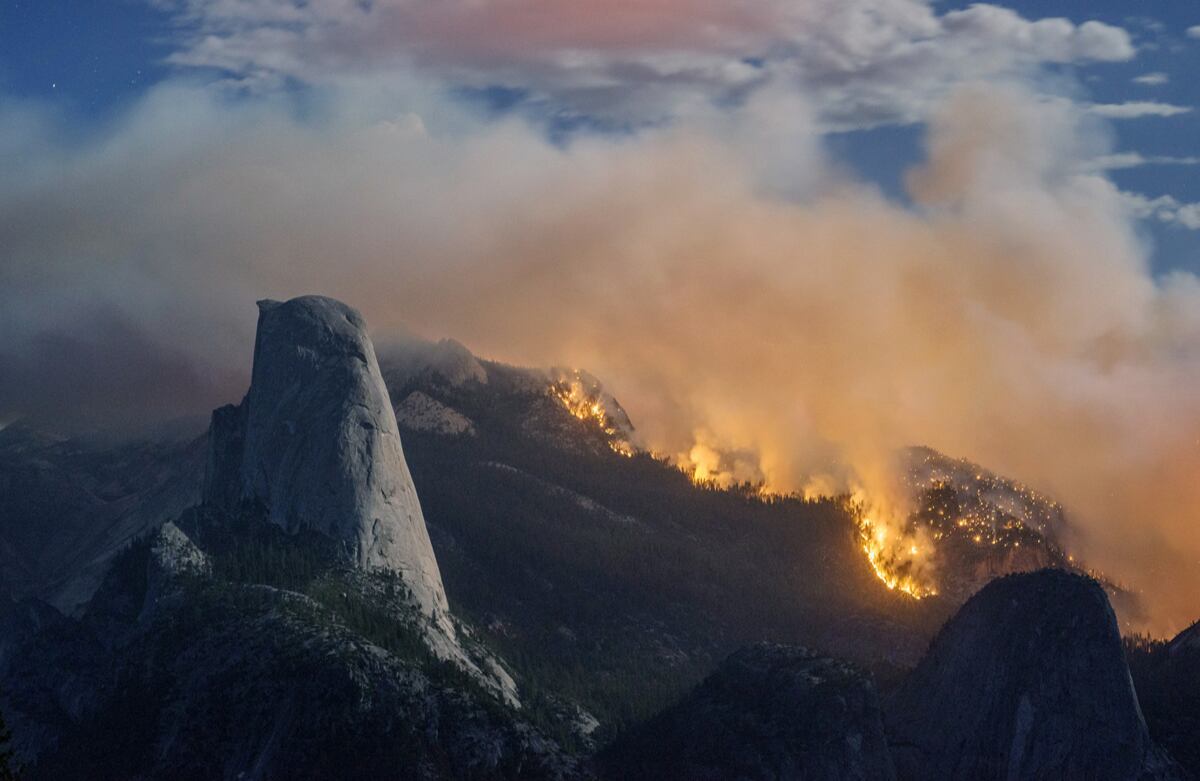 Un incendio forestal consume parte del Parque Nacional Yosemite en California, Estados Unidos. Al lunes se habían quemado más de diez kilómetros cuadrados. (AP) 