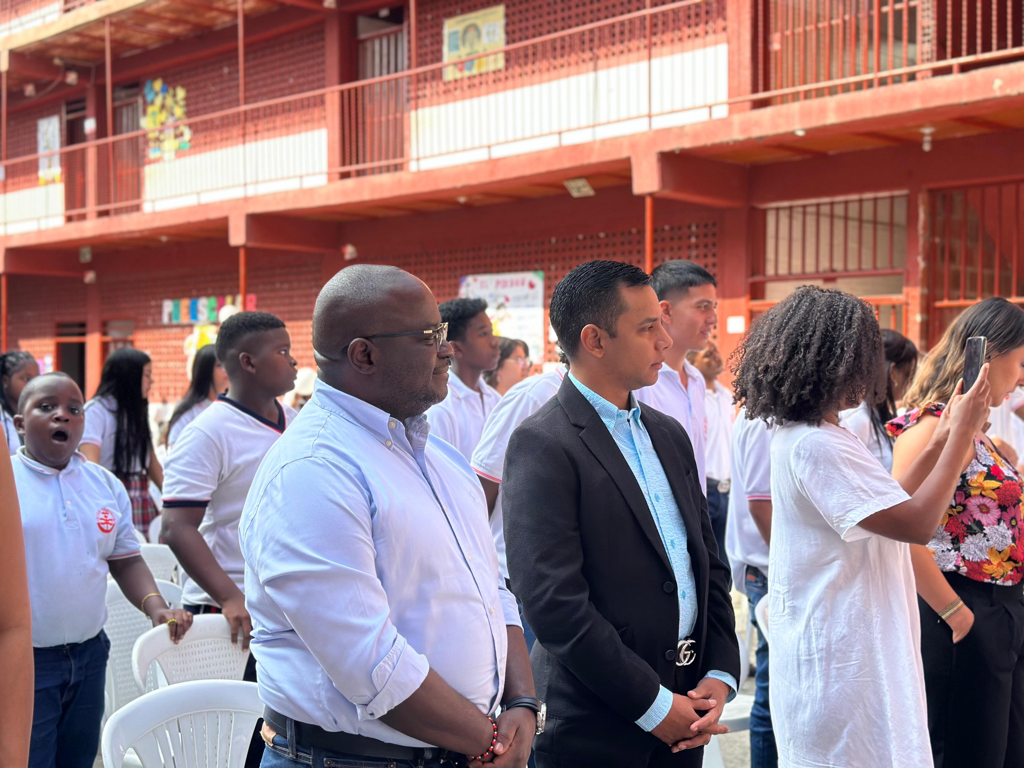 Los concejales de Cali Edison Lucumí (izquierda) y Marlos Cubillos (derecha) estuvieron en la misa de conmemoración a los dos menores asesinados.