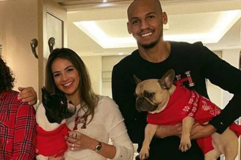 Fabinho junto a su esposa y sus dos mascotas.