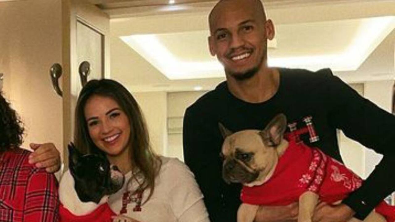 Fabinho junto a su esposa y sus dos mascotas.
