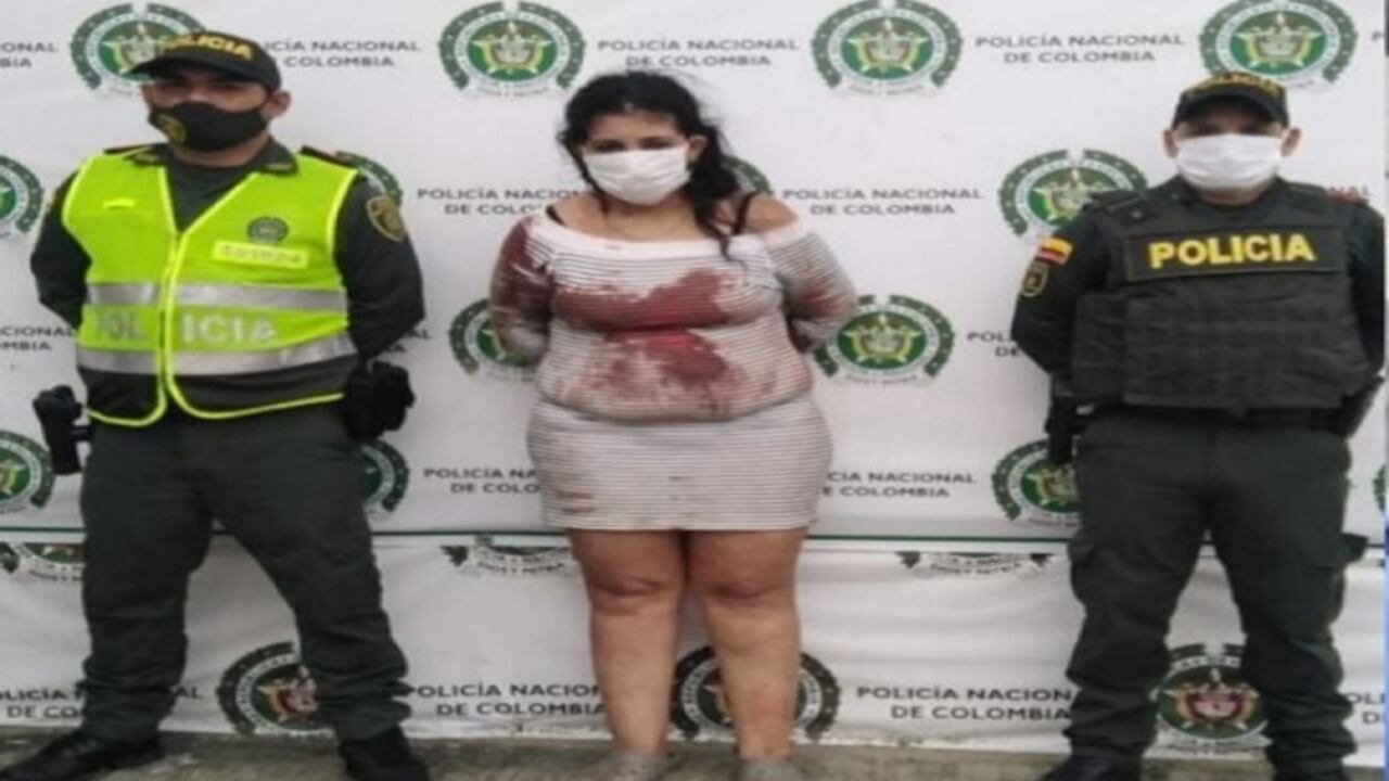 Momento en que Leidis Bautista fue presentada por las autoridades señalada de asesinar a su pareja.