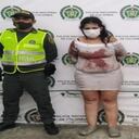 Momento en que Leidis Bautista fue presentada por las autoridades señalada de asesinar a su pareja.