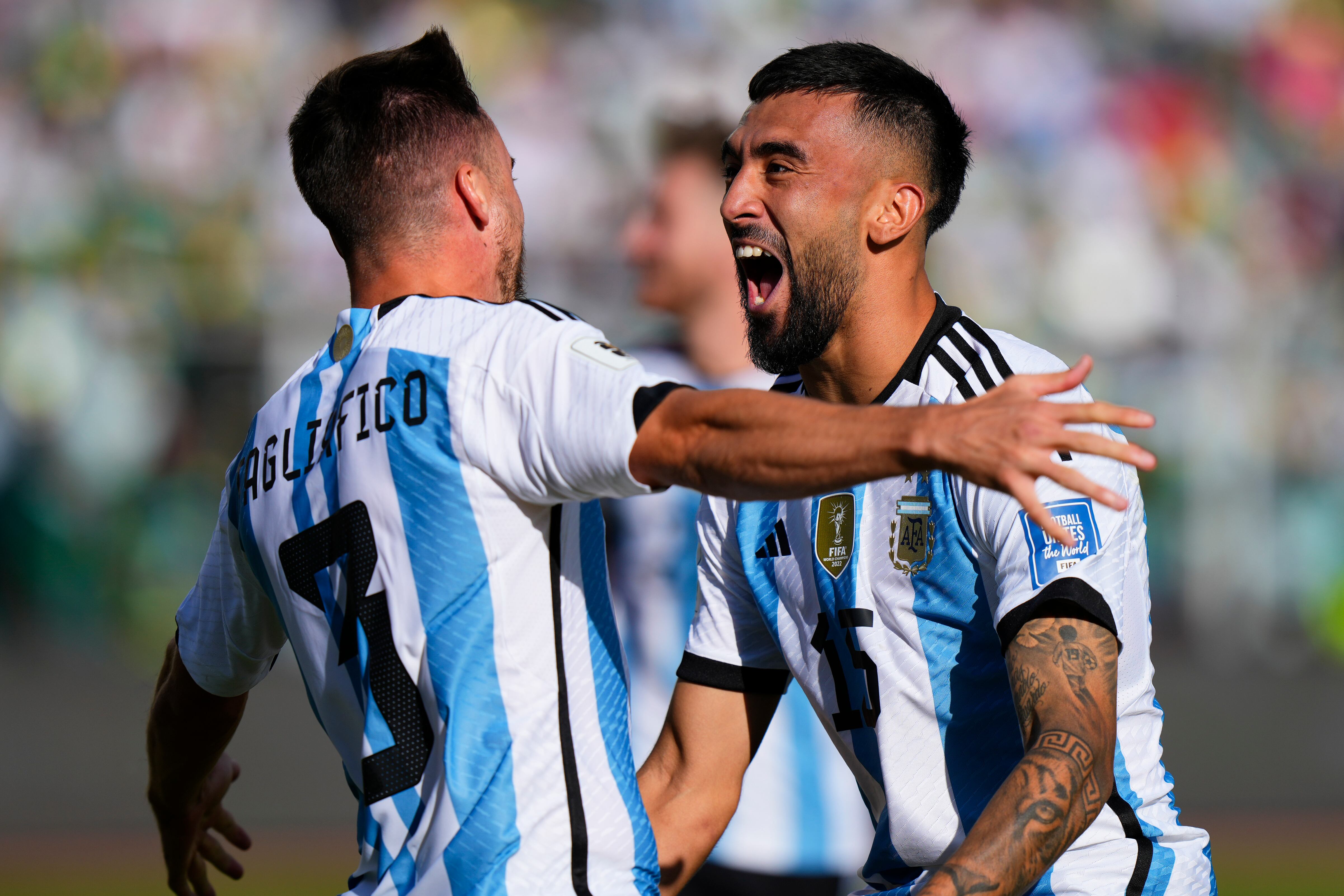 Tagliafico y González celebrando un gol.