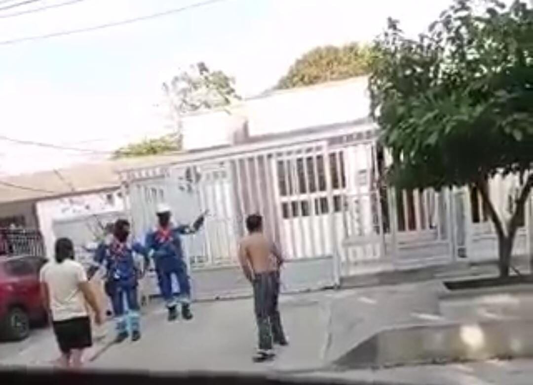 El hombre sin camisa y en jeans tenía un cuchillo en la mano para amenazar a los operarios de Air-e