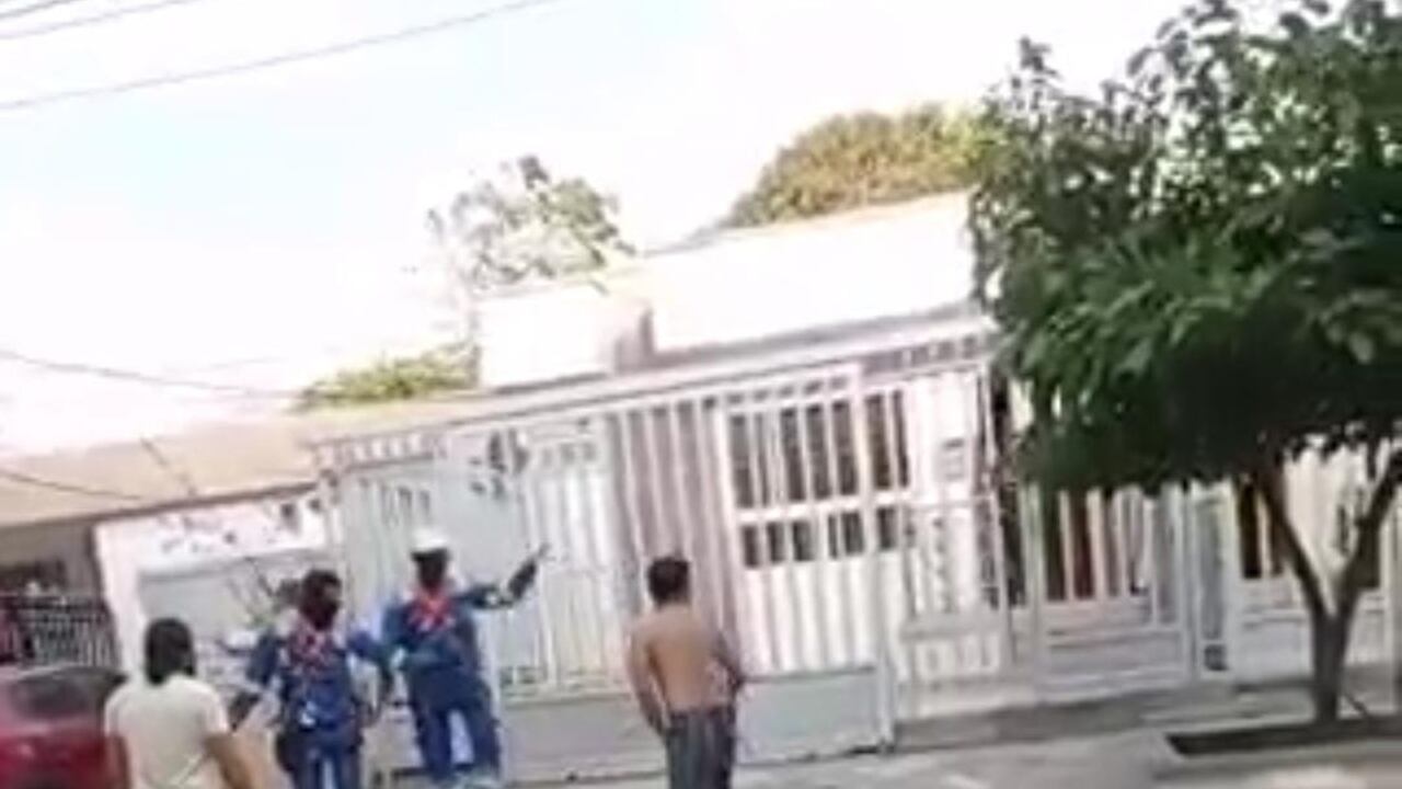 El hombre sin camisa y en jeans tenía un cuchillo en la mano para amenazar a los operarios de Air-e