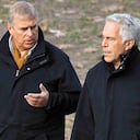 El príncipe Andrés (izquierda) con Jeffrey Epstein (derecha) en Nueva York. Por esta foto, el príncipe tuvo que disculparse con los ingleses.