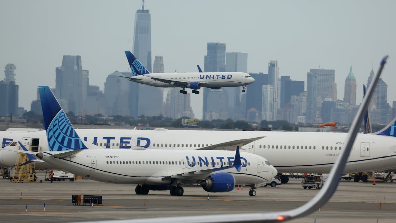 Todos los vuelos de las dos aerolíneas fueron detenidos durante la madrugada del miércoles, 24 de septiembre.