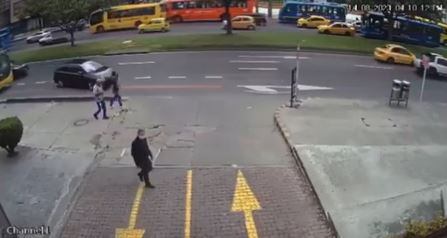 El vehículo salió sobre la vía, pero siguió girando hacia la derecha.