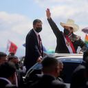 El presidente peruano Pedro Castillo llega a una ceremonia simbólica de juramento en el sitio de la Batalla de Ayacucho de 1824, que selló la independencia de España, en la Pampa de la Quinua como parte de las celebraciones del bicentenario de Perú en Ayacucho, Perú, el jueves de julio. El 29 de febrero de 2021, al día siguiente de su juramentación oficial como presidente. Foto: AP / Ernesto Arias.