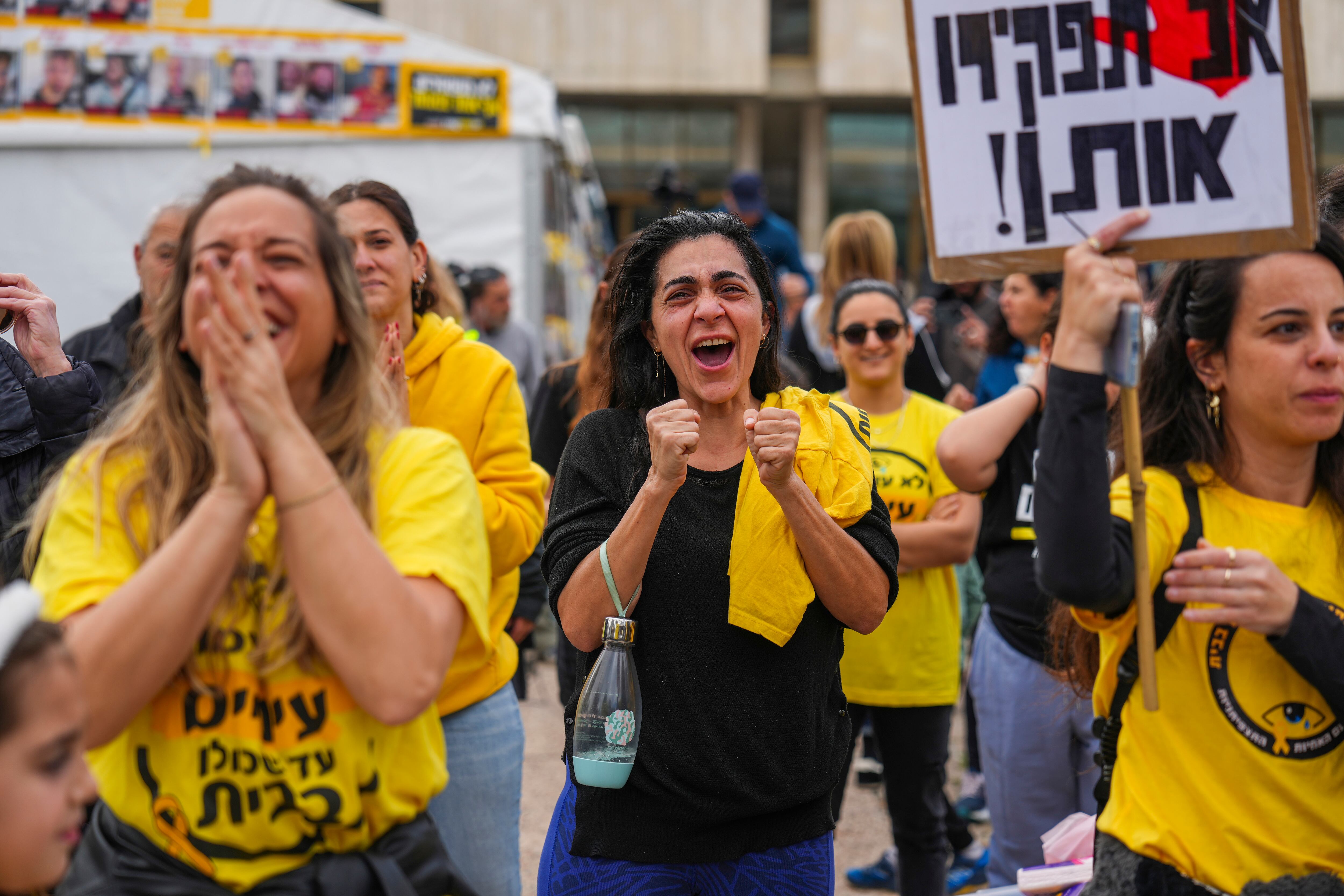 Familiares y amigos de secuestrados por Hamás, reaccionan a la noticia de la liberación de cuatro rehenes, en Tel Aviv, Israel, el 25 de enero de 2025. (AP Foto/Ariel Schalit)
