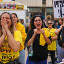 Familiares y amigos de secuestrados por Hamás, reaccionan a la noticia de la liberación de cuatro rehenes, en Tel Aviv, Israel, el 25 de enero de 2025. (AP Foto/Ariel Schalit)