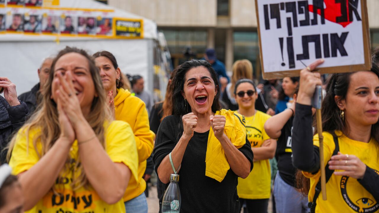 Familiares y amigos de secuestrados por Hamás, reaccionan a la noticia de la liberación de cuatro rehenes, en Tel Aviv, Israel, el 25 de enero de 2025. (AP Foto/Ariel Schalit)