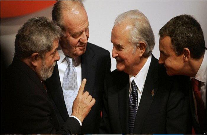 Le acompañan en la entrega del Premio Don Quijote de la Mancha en 2008 (de izquierda a derecha) Luiz Inacio Lula da Silva, ex presidente de Brasil, Juan Carlos I, rey de España, y José Luis Rodríguez Zapatero, ex presidente de España.
