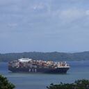 Un buque de carga espera en el lago Gatún para poder acceder al Canal de Panamá.