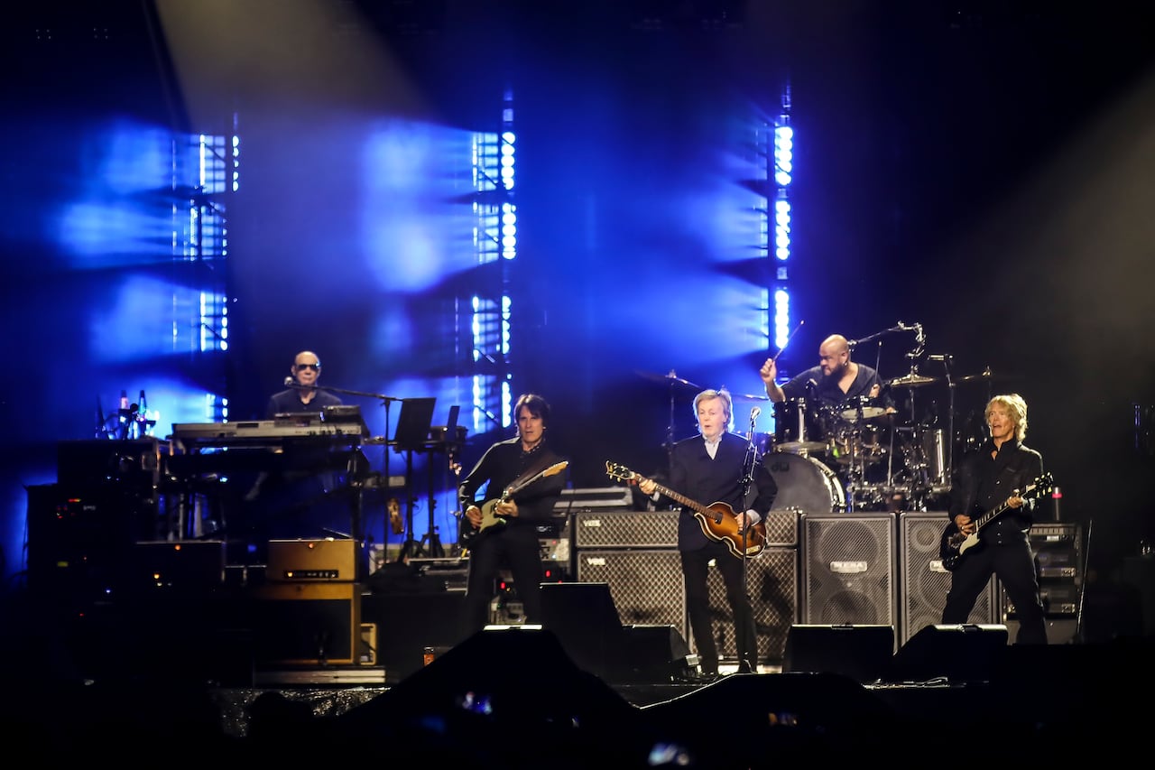 Aquí, la banda completa: Wix Wickens, Rusty Anderson, Paul McCartney
Abe Laboriel Jr. y Brian Ray.
Paul McCartney en el Estadio El Campín de Bogotá, el 1 de noviembre de 2024. Fotos: Esteban Vega La-Rotta.