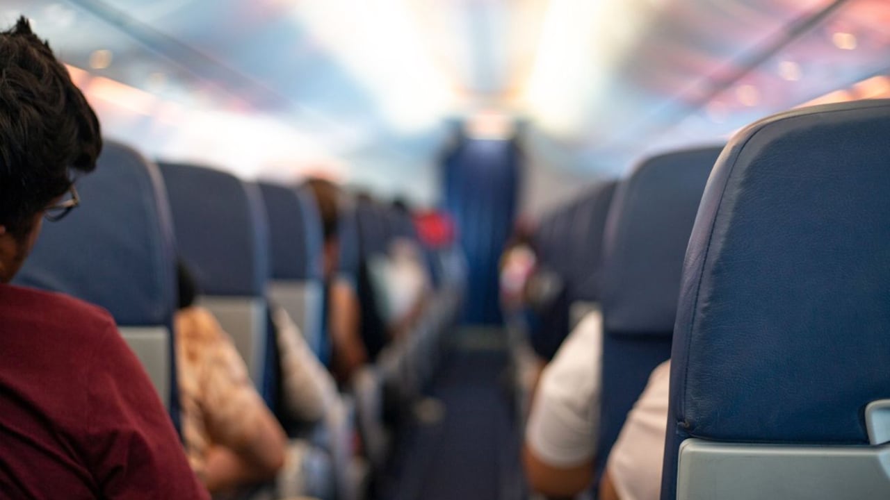 Las salidas de colombianos al exterior tuvieron un incremento del 4,3 %, durante 2025, alcanzando los 5.8 millones, frente a los 5,6 millones de 2024.