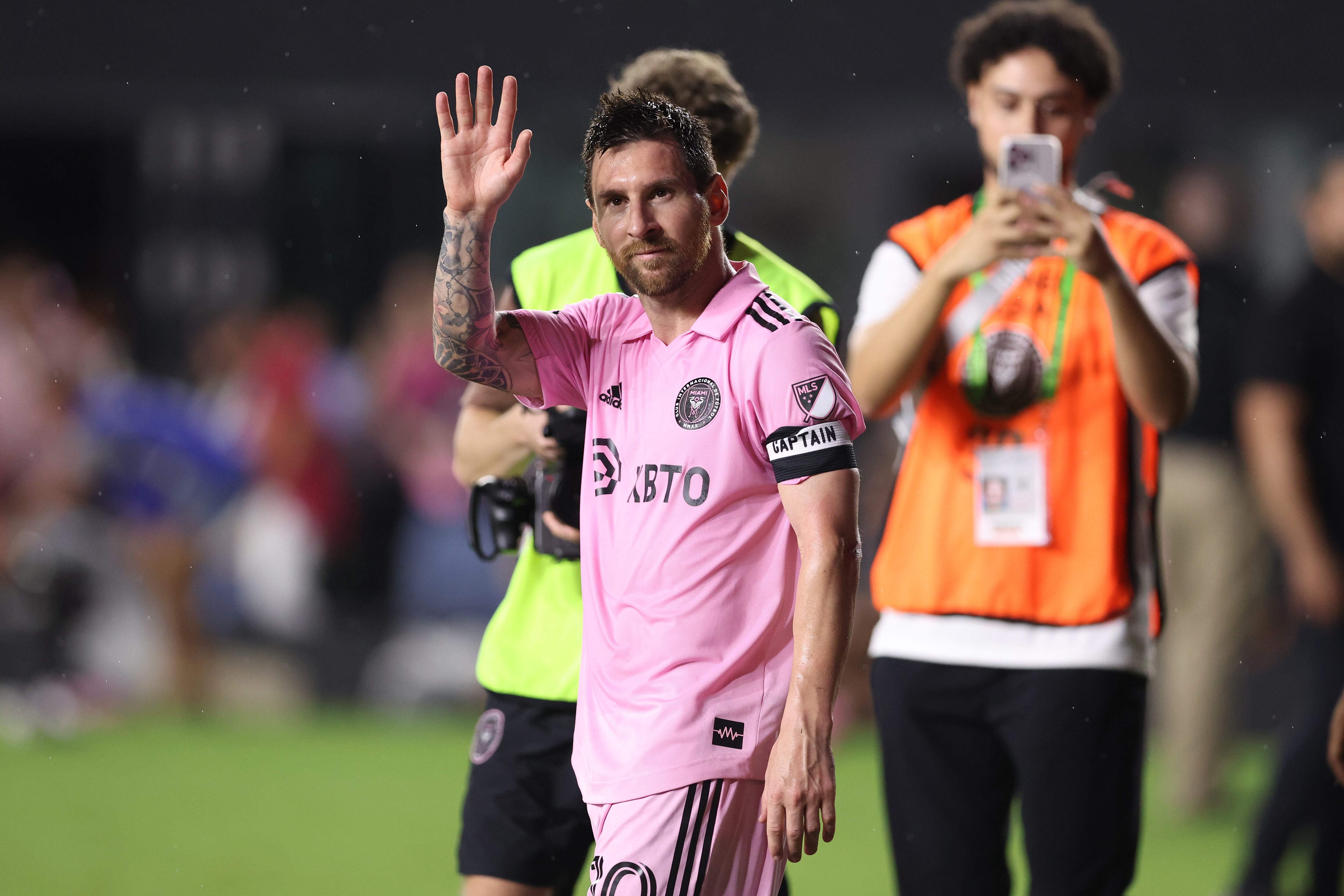 Lionel Messi # 10 del Inter Miami CF saluda a los fanáticos después de una derrota ante el FC Cincinnati en el estadio DRV PNK el 7 de octubre de 2023 en Fort Lauderdale, Florida. (Foto de Megan Briggs/Getty Images)